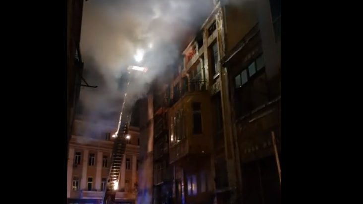 Пожар избухна в сграда в района на ЖП гарата във Варна